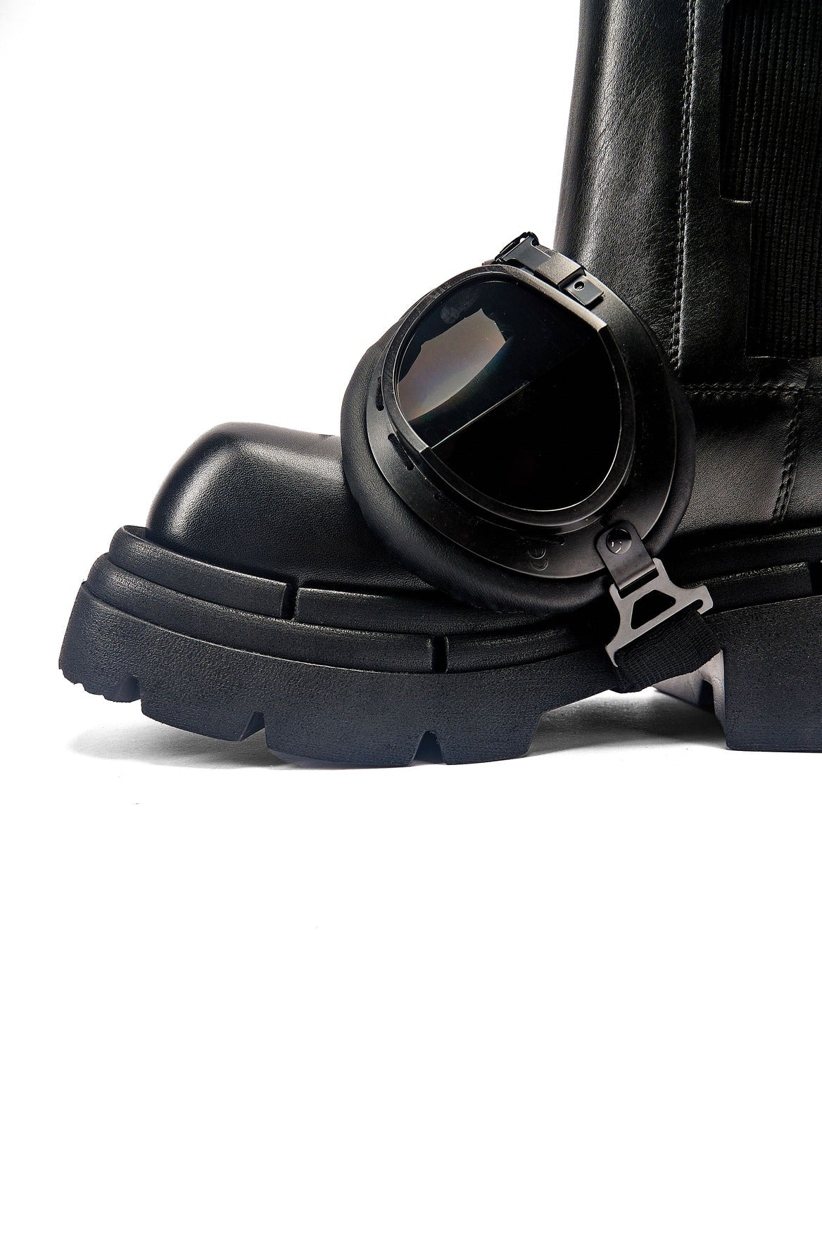BOOTS 2070